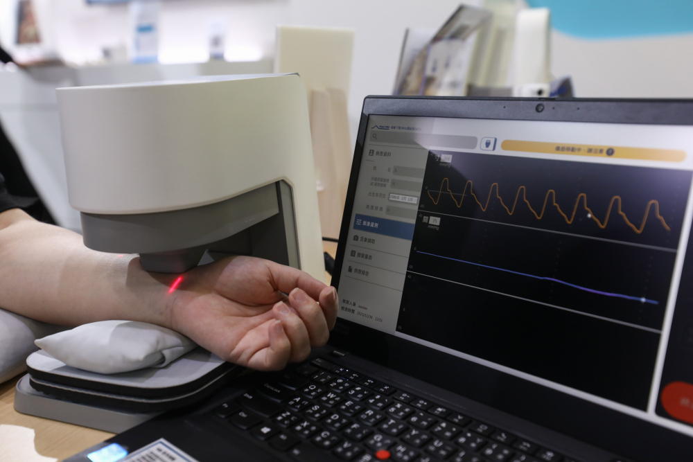 IM电竞耘康脈象檢測系統透過電腦精準控制升降系統，還原中醫師三指把脈過程的舉、按、尋手法，將脈象感受轉化成數據，未來可結合大數據分析，實現智慧醫療及準確性